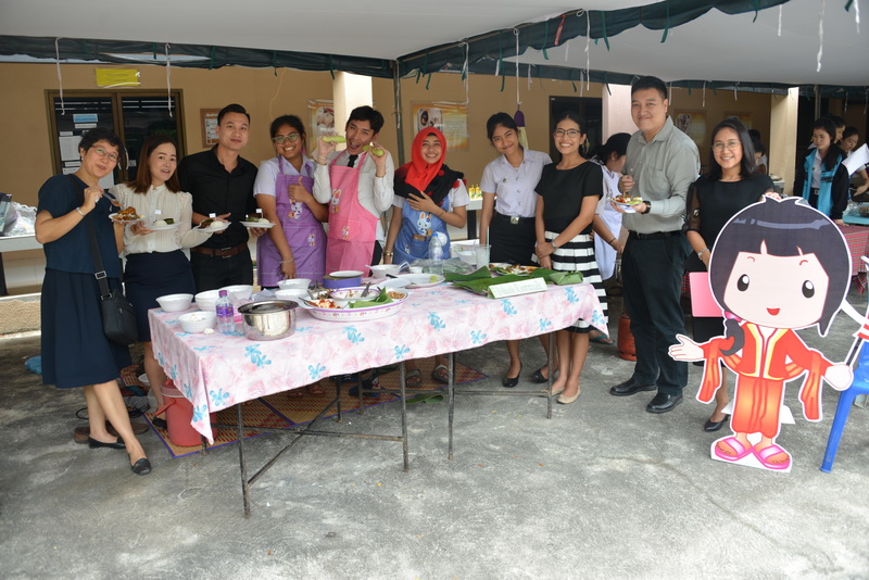 กิจกรรม ASEAN Food Festival ส่งเสริมให้นักศึกษาหลักสูตรสาขาวิชาภาษาอังกฤษชั้นปีที่ 3 ได้เรียนรู้เกี่ยวกับอาหารประจำชาติอาเซียนผ่านการสืบค้นข้อมูลออนไลน์