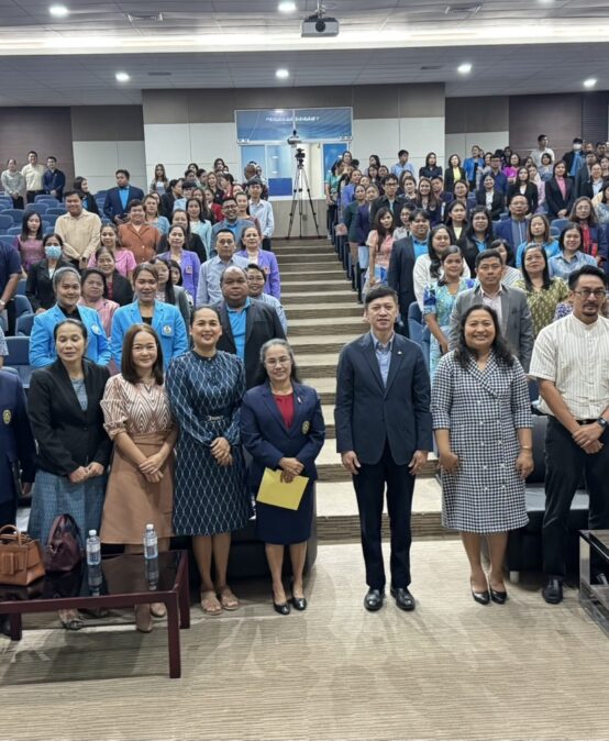 ผู้ช่วยศาสตราจารย์ ดร.จิรศักดิ์ แซ่โค้ว คณบดีคณะครุศาสตร์ และคณะผู้บริหาร คณาจารย์ คณะครุศาสตร์ เข้าร่วมต้อนรับคณะผู้บริหาร ครูพี่เลี้ยงโรงเรียนเครือข่ายฝึกประสบการณ์วิชาชีพครู