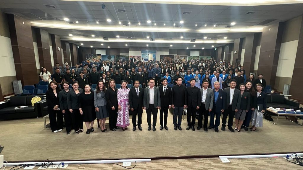 วันนี้ (12 ก.ย. 69) ผศ.ดร.วัฒนา รัตนพรหม อธิการบดีมหาวิทยาลัยราชภัฏสุราษฎร์ธานี พร้อมด้วย ผศ.ดร.จิระศักดิ์ แซ่โค้ว คณบดีคณะครุศาสตร์ มหาวิทยาลัยราชภัฏสุราษฎร์ธานี